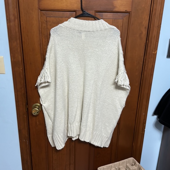 Apt 9 one size cream colored sweater poncho. Never worn - Picture 3 of 3